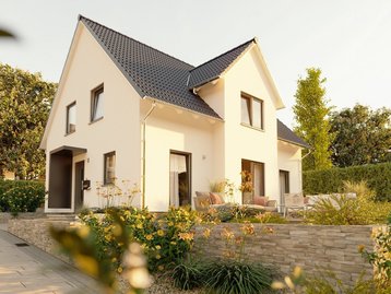 Modernes Einfamilienhaus mit Terrasse Modernes Einfamilienhaus mit Satteldach, heller Fassade, Terrasse und gepflegtem Garten.
