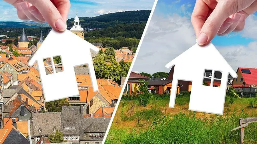 Haus bauen in der Stadt oder auf dem Land Hausumrisse vor einer historischen Stadt und einem ländlichen Baugrundstück