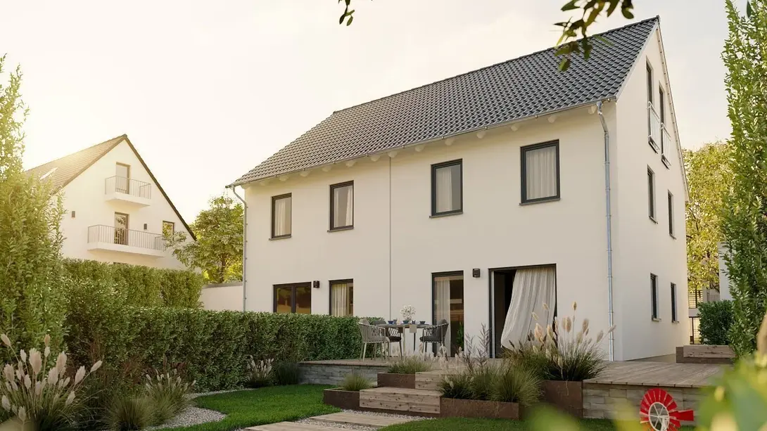 Modernes Doppelhaus mit Gartenterrassen Modernes Doppelhaus mit weißer Fassade, Satteldach und Gartenterrasse
