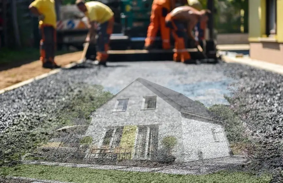 Bauvorbereitung und Erschließung fürs Eigenheim Straßenbauarbeiten vor einem geplanten Einfamilienhaus als Symbol für Erschließung und Hausbauvorbereitung.