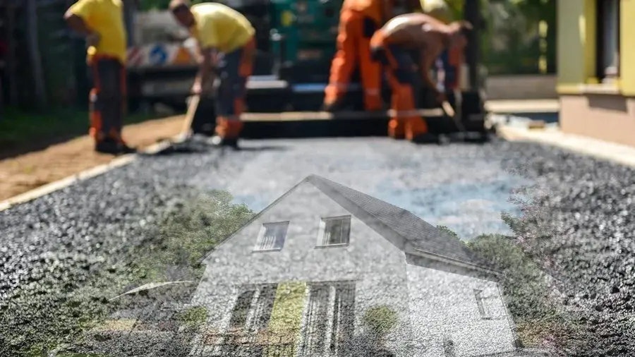 Bauarbeiter bereiten eine geschotterte Zufahrt vor, überlagert mit einem Hausmotiv