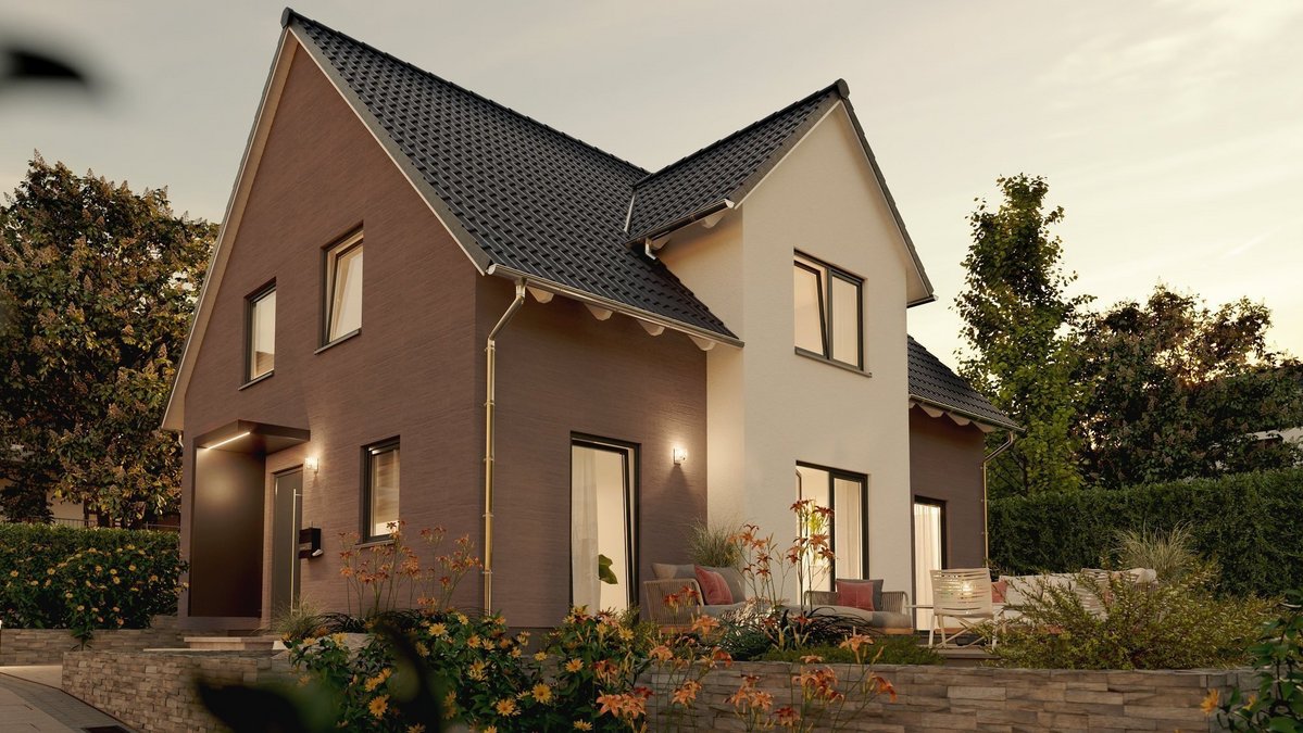 Modernes Einfamilienhaus mit dunkler Fassade und Satteldach im Abendlicht