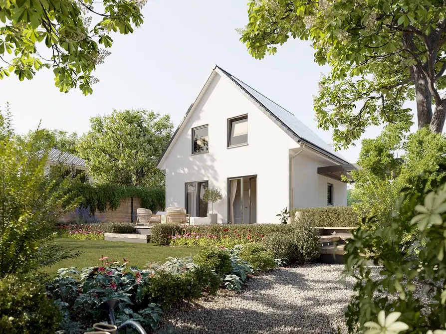 Raumwunder 90 mit Gartenblick – kompakter Wohntraum auf kleiner Fläche Blick vom Garten auf das Raumwunder 90 mit Terrasse, Gartenmöbeln und bepflanztem Weg bei Tageslicht