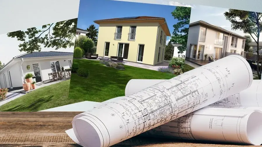 Das eigene Haus individuell planen Baupläne vor Bildern verschiedener moderner Einfamilienhäuser