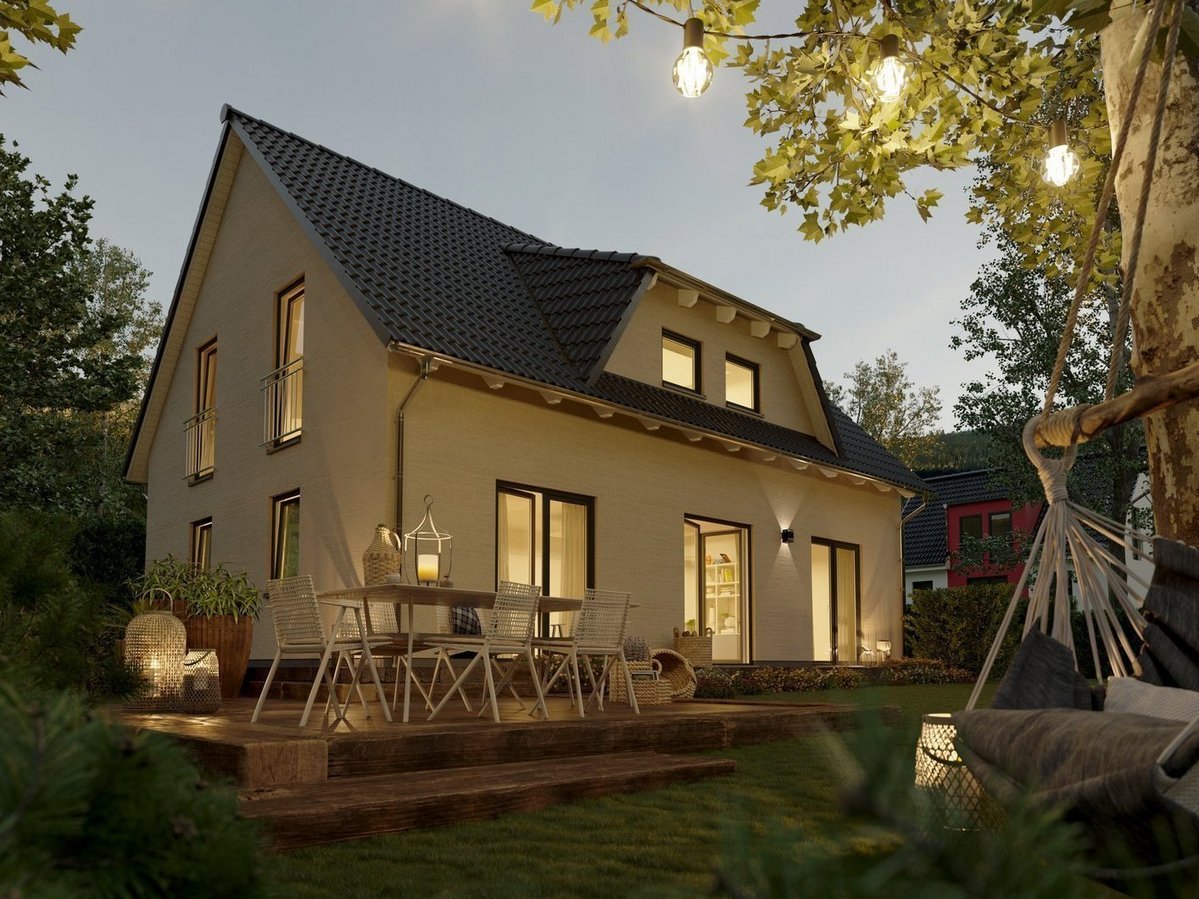 Modernes Einfamilienhaus mit Satteldach, Terrasse und Garten in stimmungsvoller Abendbeleuchtung