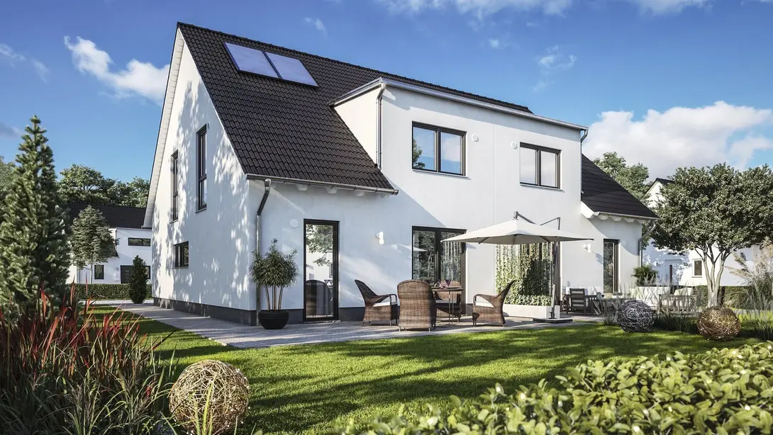 Modernes weißes Einfamilienhaus mit Satteldach, Solarkollektoren und Terrasse
