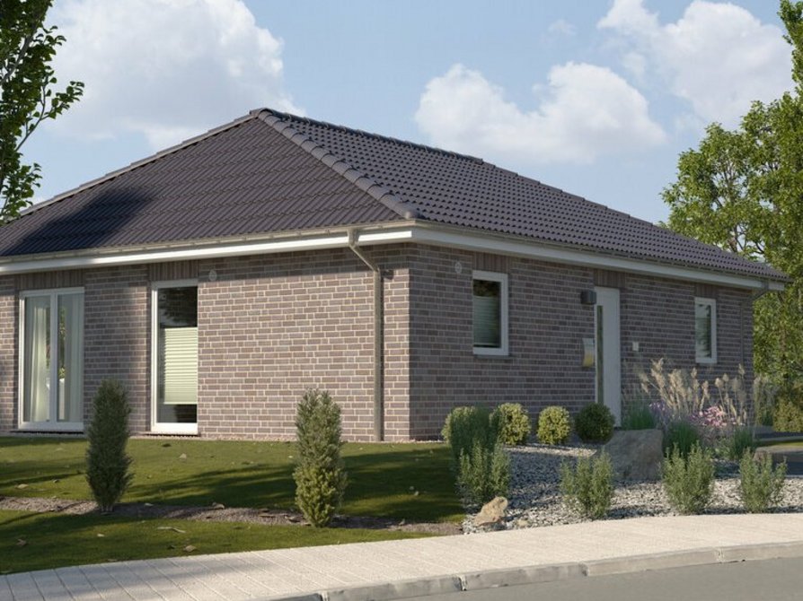 Der Bungalow 92 in der Variante Klinker Nr. 5 mit Blick von der Straße auf den Eingangsbereich mit Vorgarten und Seitenansicht mit bodentiefen Fenstern für ein helles und offenes Haus