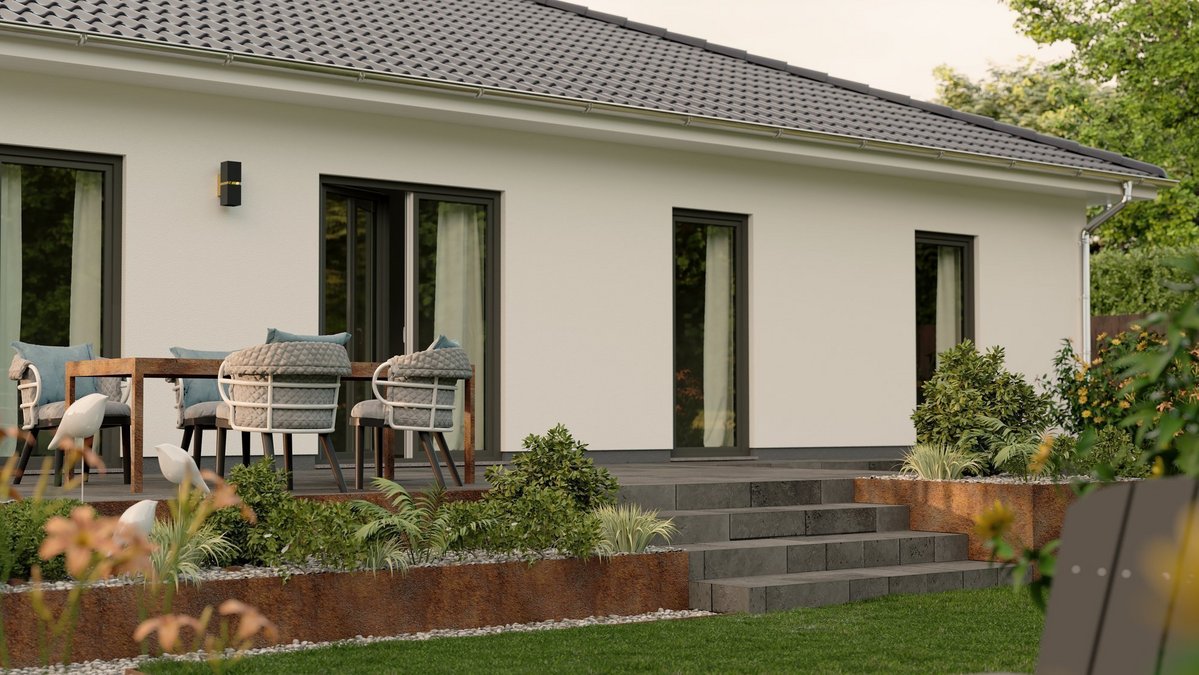 Moderner weißer Bungalow mit Gartenterrasse und bodentiefen Fenstern