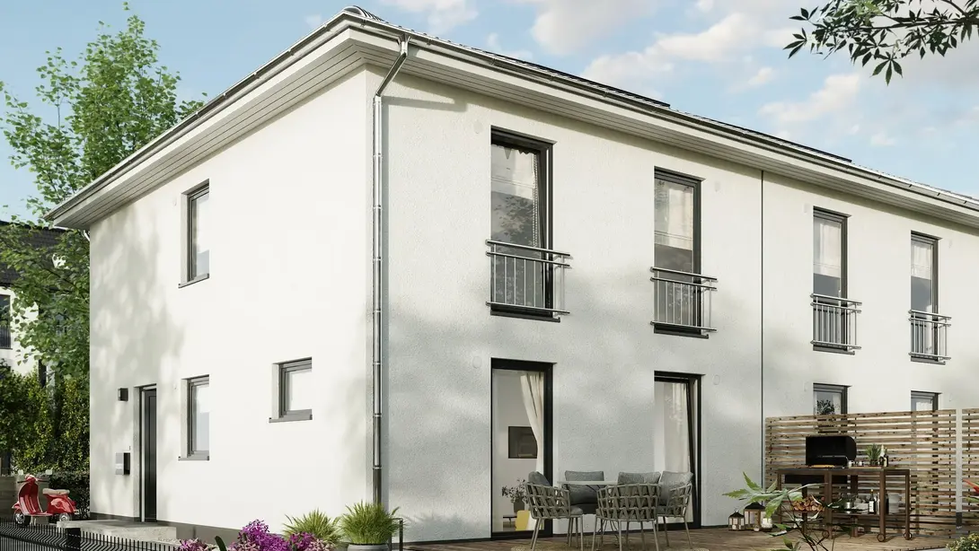 Modernes Reihenhaus mit heller Fassade, Terrasse, Garten und eingezäuntem Grundstück.