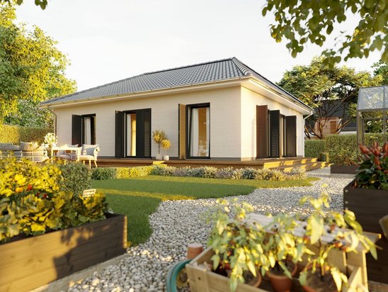 Bungalow 92 mit Gartenansicht Bungalow 92 mit modernem Walmdach, überdachter Terrasse und gepflegtem Garten