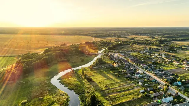 Wohnen im Grünen im Landkreis Potsdam-Mittelmark Luftaufnahme einer ländlichen Wohnlage