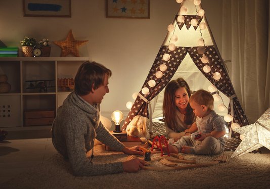 Entscheidung-Familie-Hausbau Familie mit Kind im Spielzimmer