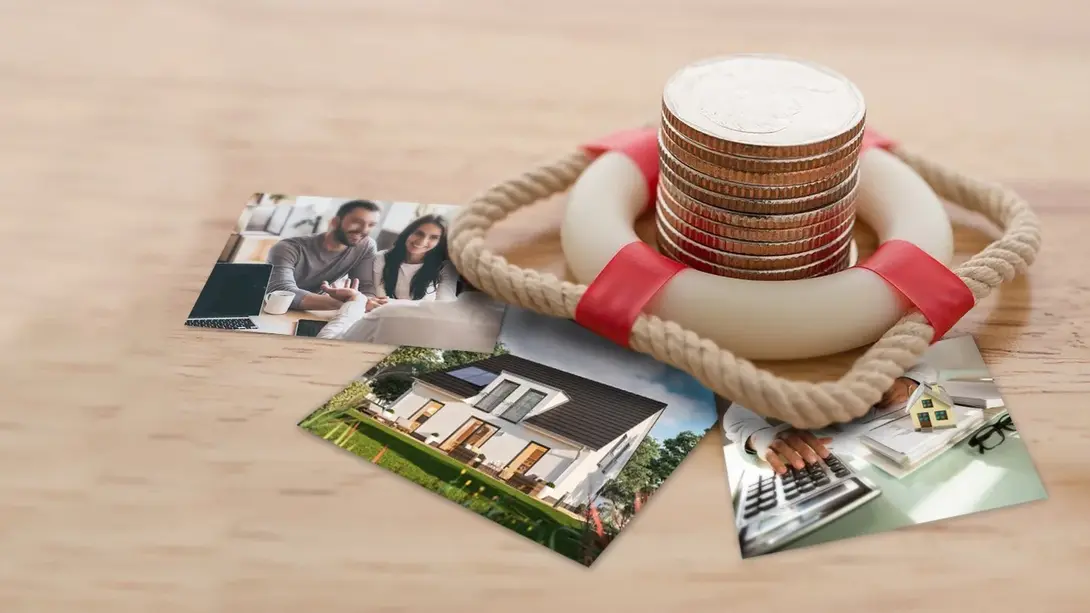 Finanzielle Sicherheit beim Hausbau Rettungsring mit Münzstapel neben Bildern von Hausbau, Beratung und Finanzierung.
