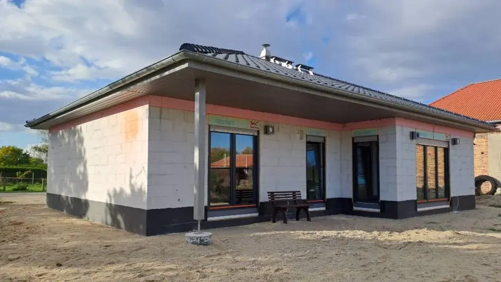 Bungalow mit überdachter Terrasse im Bau Bungalow im Bau mit überdachter Terrasse, großen Fenstern und Walmdach