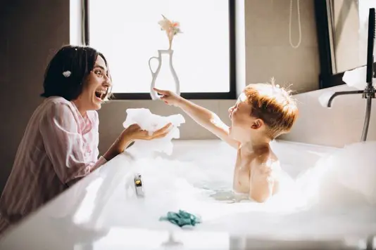 Inklusivausstattung-Inklusiv-Bad-Wohnen-Einrichten-Spiegel-Familie-Badewanne-Badezimmer-06