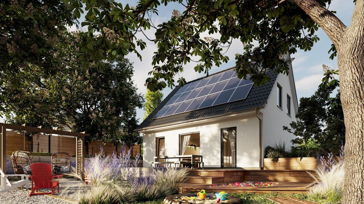Modernes weißes Einfamilienhaus mit Satteldach und Photovoltaikanlage