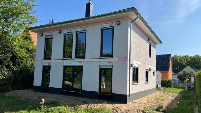 Rohbau eines zweigeschossigen Einfamilienhauses mit Walmdach
