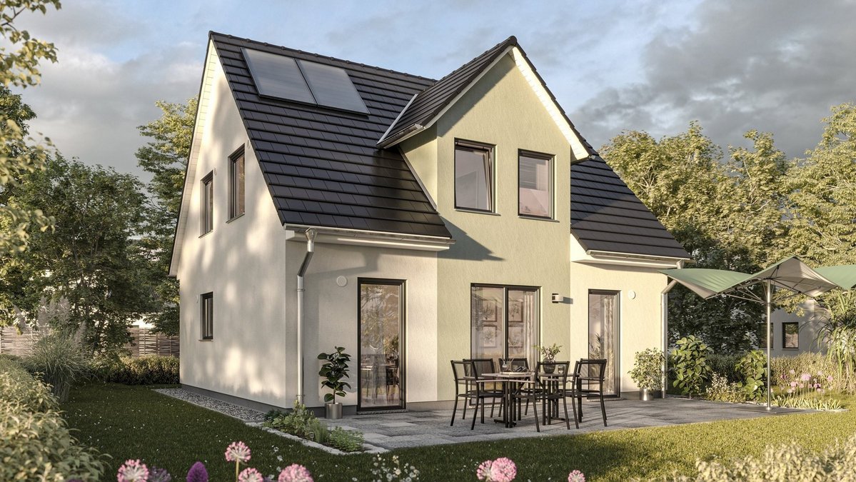 Modernes Einfamilienhaus mit Satteldach, Solarmodulen, Terrasse und gepflegtem Garten