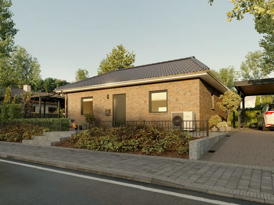 Straßenansicht des Bungalow 78 mit Klinkerfassade und Carport Bungalow 78 in verklinkerter Ausführung mit dunklem Walmdach, gepflegter Vorgartenanlage, Carport und gepflastertem Zugang zur Haustür.