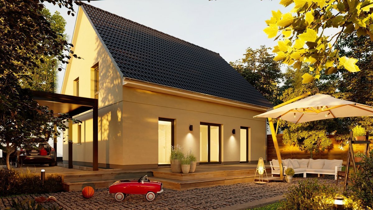 Modernes Einfamilienhaus mit Satteldach, großer Holzterrasse, Carport und Garten bei Abendstimmung.