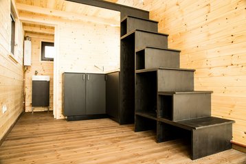 Inneneinrichtung mit Regalstufen