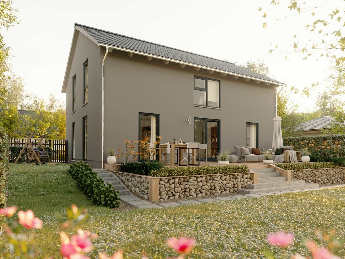 Modernes Einfamilienhaus mit Terrasse, Garten und blühenden Blumen im Vordergrund.