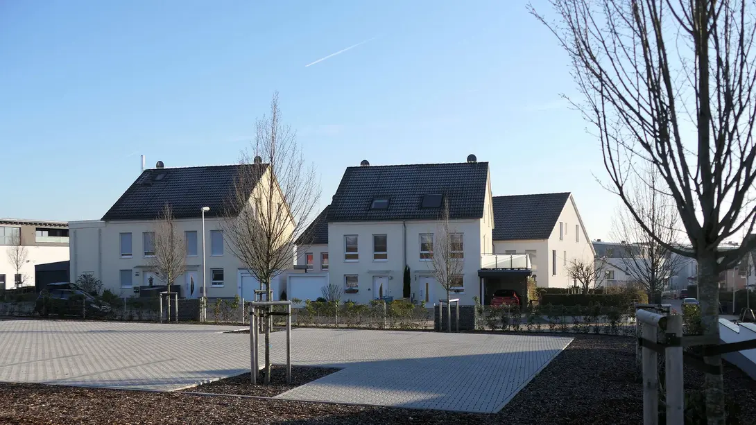 Moderne Einfamilienhäuser mit Satteldächern in einem neuen Wohngebiet