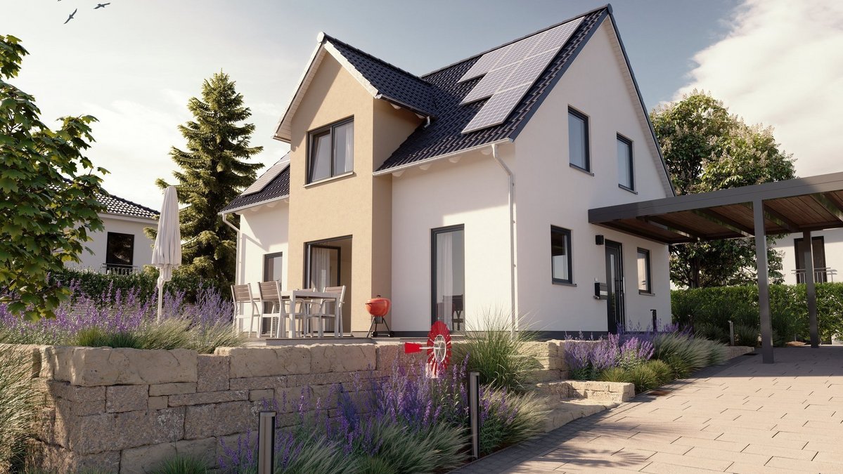 Modernes Einfamilienhaus mit Solarmodulen, Satteldach, Terrasse, Carport und naturnah gestaltetem Garten.